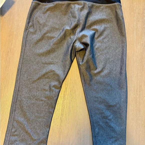 Under Armour Gray Leggings Moisture-Wicking Athletic Wear - Picture 3 of 3